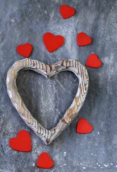 Simbolo del cuore in legno su sfondo grigio — Foto Stock