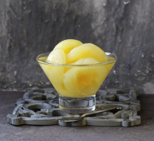 Ingeblikte gele peren, natuurlijke organische dessert — Stockfoto