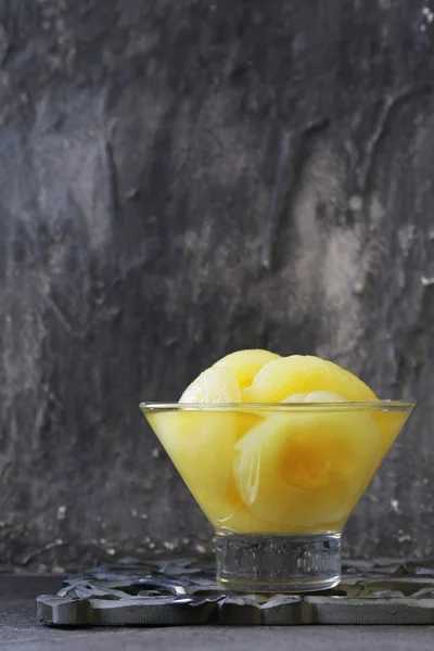 Ingeblikte gele peren, natuurlijke organische dessert — Stockfoto