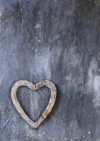 Símbolo del corazón de madera sobre un fondo gris —  Fotos de Stock