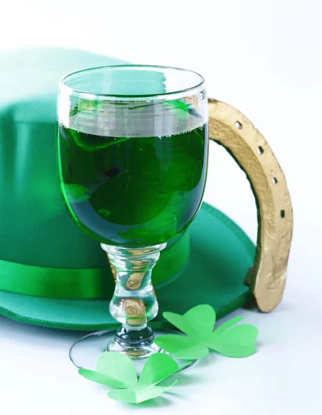 Traditional symbols for Patrick's Day - green beer, horseshoe and clover — Stock Photo, Image