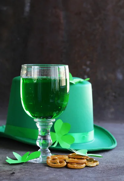 Traditionelle Symbole für den Patrick 's Day - grünes Bier, Hufeisen und Klee — Stockfoto