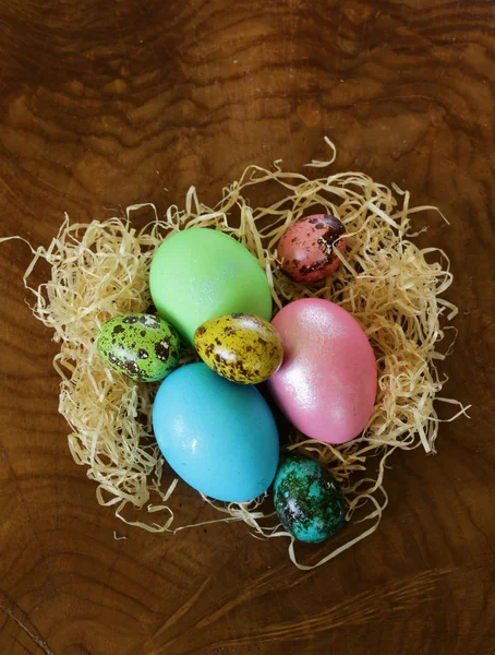 Пасхальный символ красочные окрашенные яйца на деревянном фоне — стоковое фото