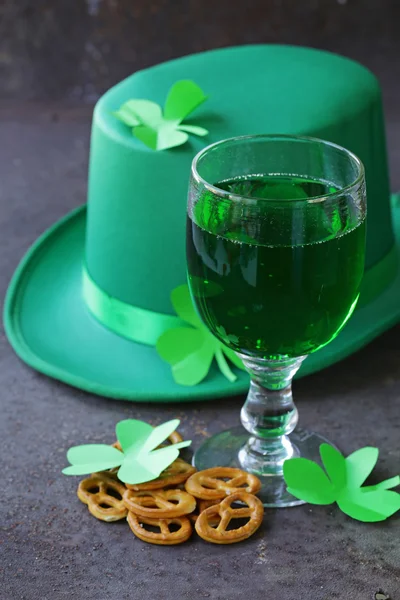 Tradycyjne symbole Patrick's Day - zielone piwo, podkowy i koniczyny — Zdjęcie stockowe