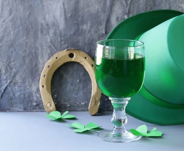 Traditionelle Symbole für den Patrick 's Day - grünes Bier, Hufeisen und Klee — Stockfoto