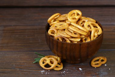 Tuz ve baharatlar ile tuzlu atıştırmalıklar mini simit