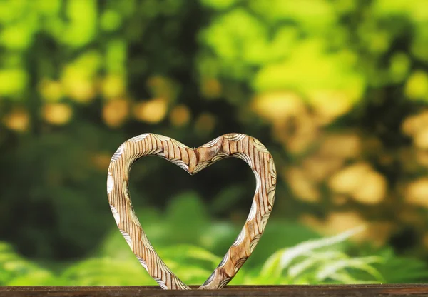 Dřevěné srdce symbol na šedém pozadí — Stock fotografie