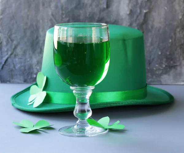 Traditionelle Symbole für den Patrick 's Day - grünes Bier, Hufeisen und Klee — Stockfoto