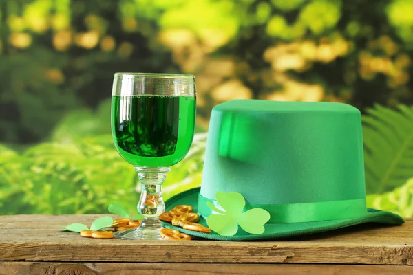 Traditionelle Symbole für den Patrick 's Day - grünes Bier, Hufeisen und Klee — Stockfoto