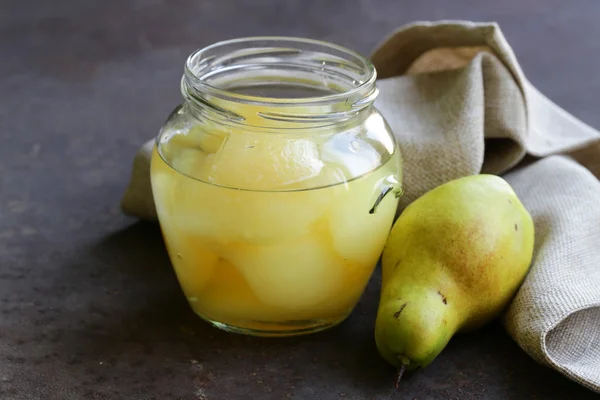 罐头黄梨，天然有机甜点 — 图库照片