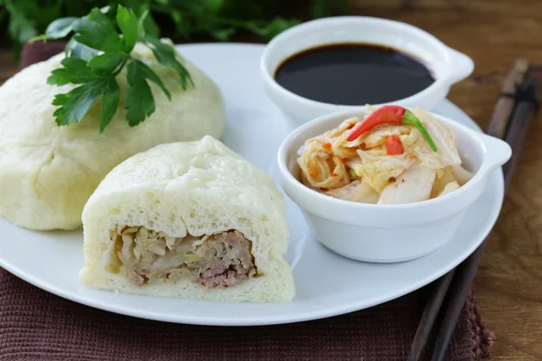 Korean steam meat pies (pigodi) served with soy sauce and kimchi — Stock Photo, Image