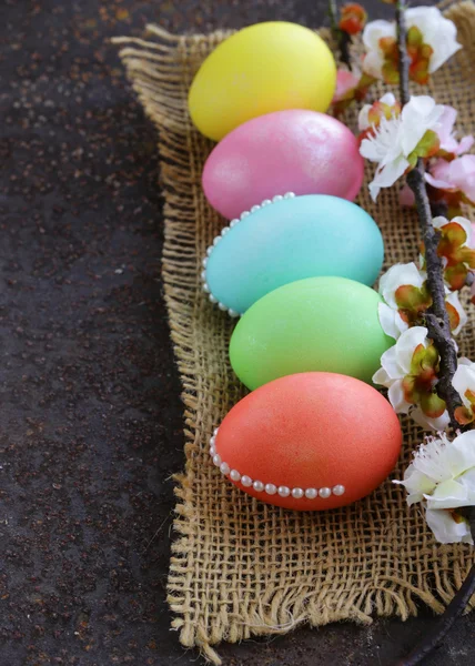 Símbolo de Pascua coloridos huevos pintados sobre un fondo de madera — Foto de Stock