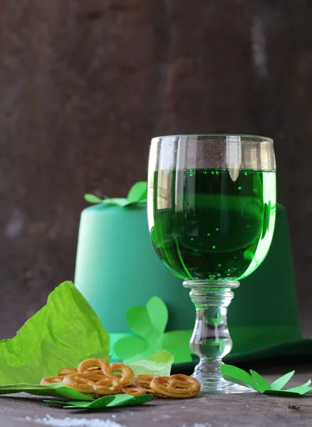 Traditional symbols for Patrick's Day - green beer and clover — Stock Photo, Image