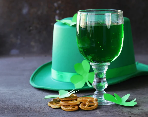 Símbolos tradicionales para el Día de Patrick - cerveza verde y trébol —  Fotos de Stock