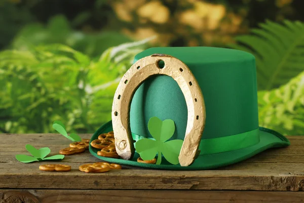 Traditionelle Symbole für Patrick 's Day - grüner Hut, Klee — Stockfoto