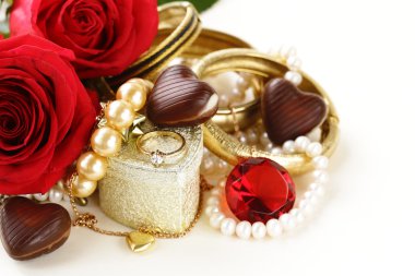 Gül beyaz zemin üzerine altın takı (inci, kolye, yüzük)