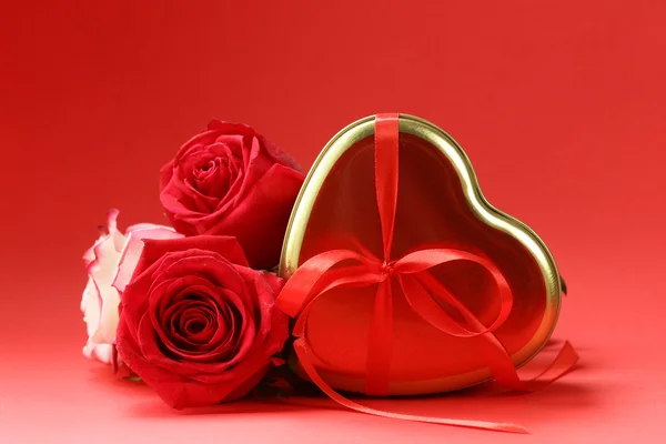 バラの花、ハートのバレンタインデーのギフト — ストック写真