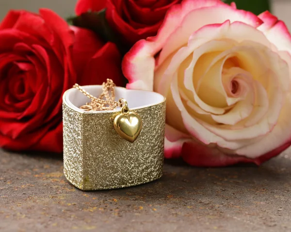 장미 꽃 선물에 대 한 골드 목걸이 심장 — 스톡 사진