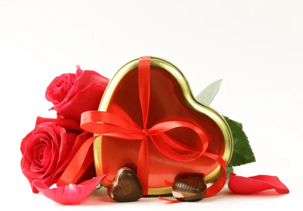 Розовые цветы, сердечки и праздничные подарки на День Святого Валентина — стоковое фото