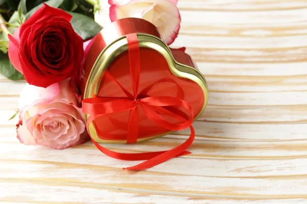 Flores de rosa, corações e presentes de férias para o Dia de São Valentim — Fotografia de Stock