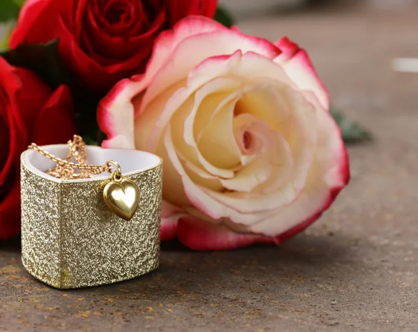 Coração colar de ouro com flores de rosas para presente — Fotografia de Stock