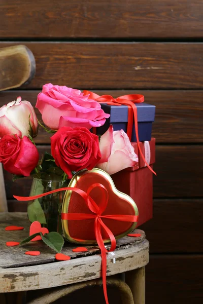 Flores de rosas, corazones y regalos de vacaciones para el Día de San Valentín — Foto de Stock