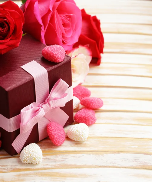 Fiori di rosa, cuori e regali di vacanza durante il Giorno di S. Valentino — Foto Stock