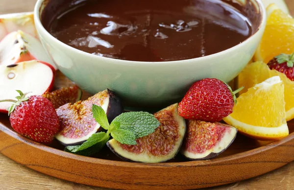 Fondue de chocolate com várias frutas - sobremesa fácil e deliciosa — Fotografia de Stock