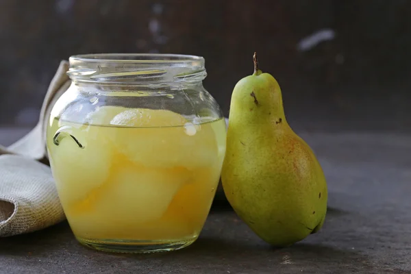 罐头黄梨，天然有机甜点 — 图库照片