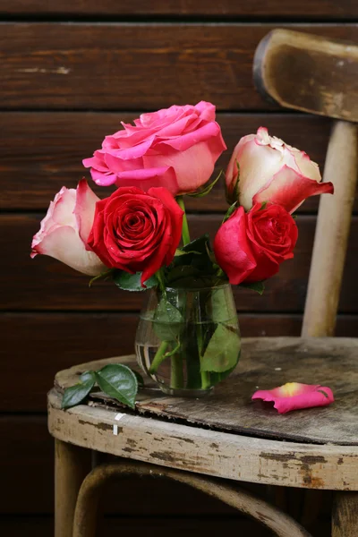 Ramo de rosas sobre un fondo de madera — Foto de Stock