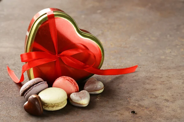 Heart box of chocolates and a macaroon for the holiday Valentines Day — Stock Photo, Image