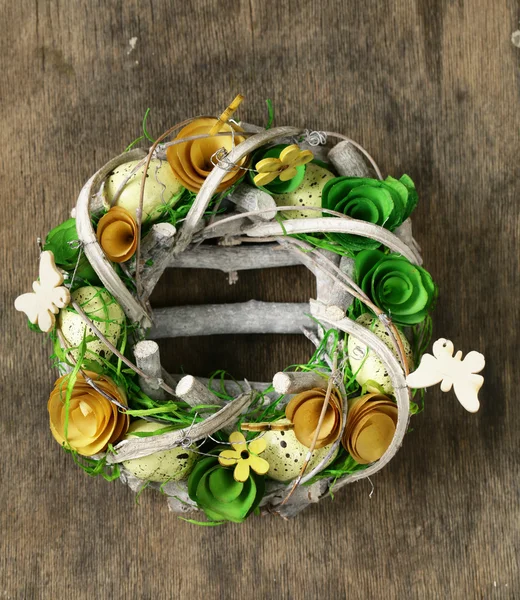 花と木の背景に卵と手作られたイースター花輪 — ストック写真