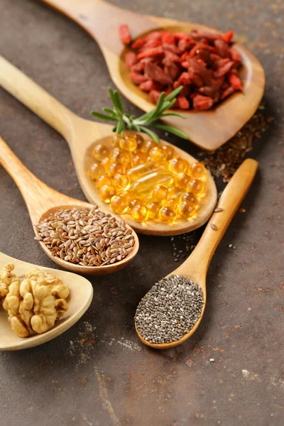 Super food - bacche di goji, semi di chia, semi di lino, noci e capsule omega-3 — Foto Stock