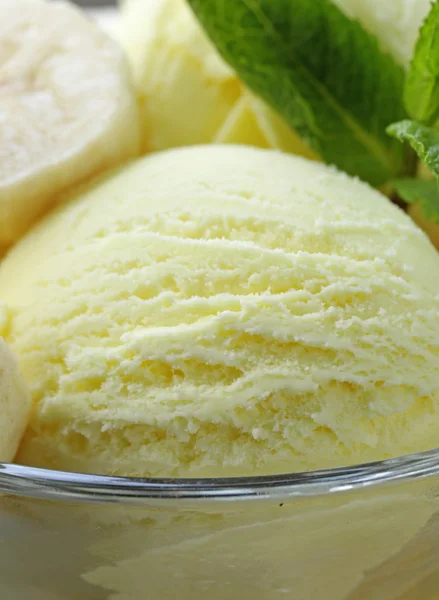 Vruchten ijs met verse bananen en mint, macro schot — Stockfoto