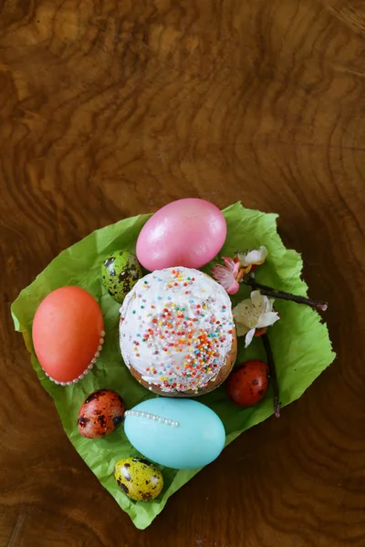 다채로운 계란 그리고 panettone 부활절 상징 — 스톡 사진