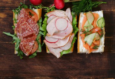 baget sandviç somon ve jambon, marul ve roka ile