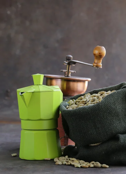绿色的咖啡豆放进袋，抗氧化剂和健康的食物 — 图库照片
