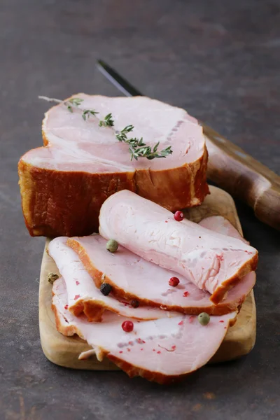 Morceau de viande rôtie (jambon) avec poivre et thym — Photo