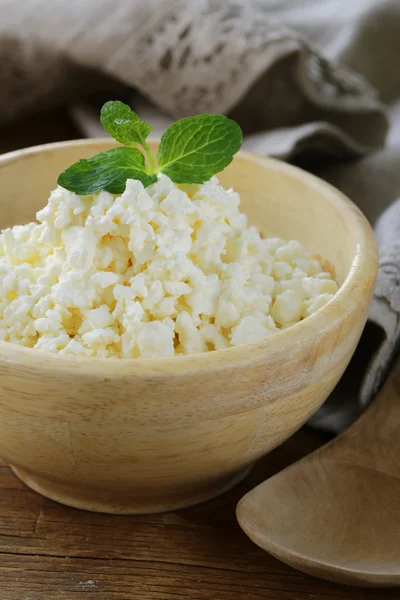 Natural organic cottage cheese for healthy breakfast — Stock Photo, Image