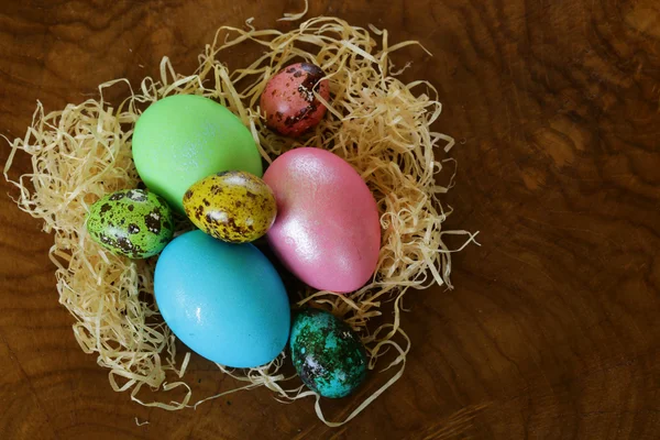 Símbolo de Páscoa ovos pintados coloridos — Fotografia de Stock