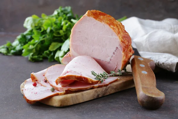 Morceau de viande rôtie (jambon) avec poivre et thym — Photo