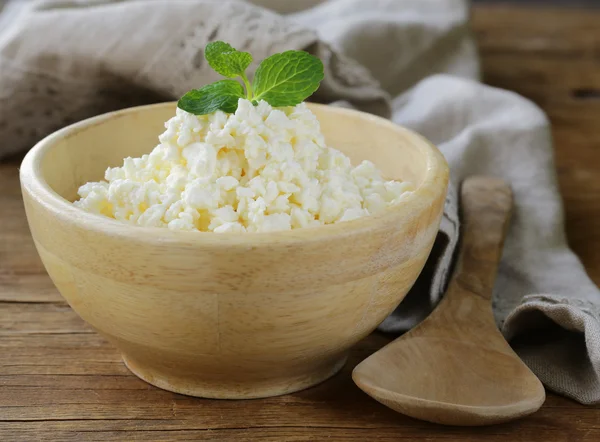 Natural organic cottage cheese for healthy breakfast — Stock Photo, Image