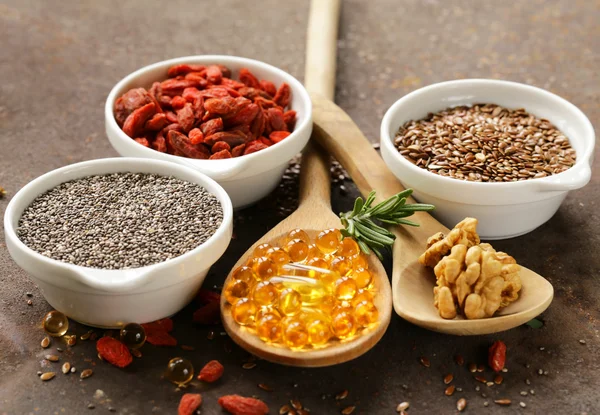 Süper gıda - goji meyveleri, chia tohumu, keten tohumu, ceviz ve omega-3 kapsül — Stok fotoğraf