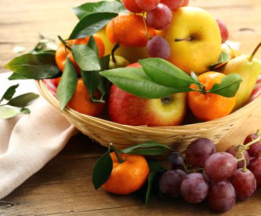 ahşap arka plan üzerinde çeşitli meyve (elma, armut, mandarin, üzüm)