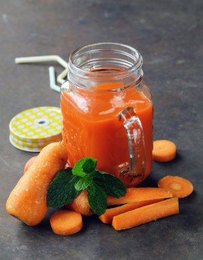 Taze havuç suyu (smoothies) cam kavanozda, sağlıklı gıda