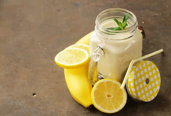 Banane mit Zitronen-Smoothie, Detox und gesundem Essen — Stockfoto