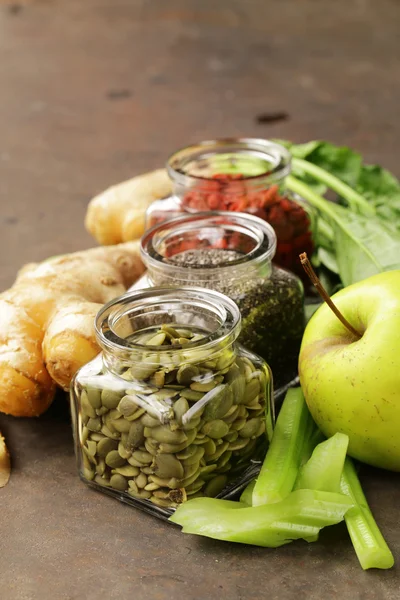 Súper comida - bayas de goji, semillas de chía y semillas de calabaza con verduras, frutas y hierbas — Foto de Stock