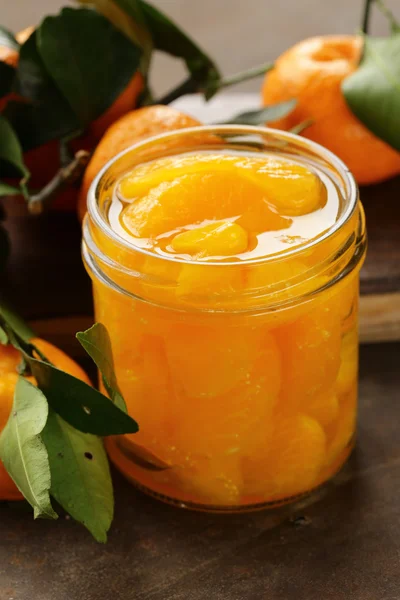 Naturliga organiska konserverad mandarin (orange) i sockerlag — Stockfoto