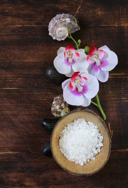 Concepto de spa - toalla, sal y orquídea sobre fondo de madera —  Fotos de Stock