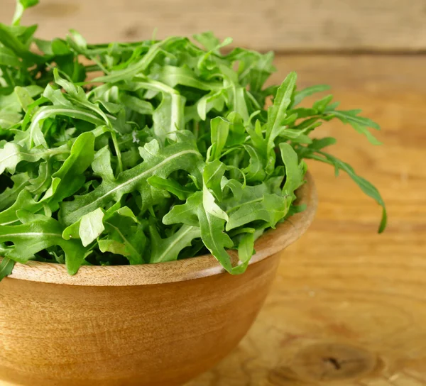 Kom met frisse salade van groene, natuurlijke rucola — Stockfoto